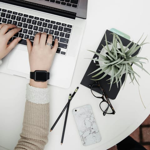 ръце работещи на лаптоп